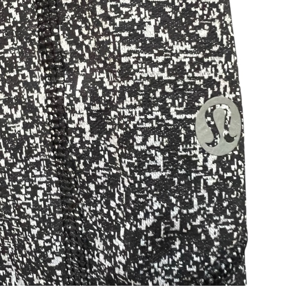 Lululemon Athletica Black Capri Leggings EUC 6 - Picture 2 of 6